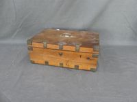 Coffre 1900 en noyer et laiton (trous de vers).