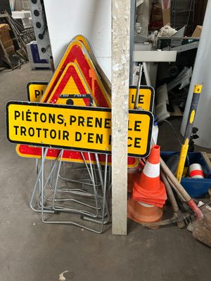 une enseigne située à l'angle d'un immeuble