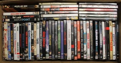 beaucoup de dvd dans une boîte sur la table