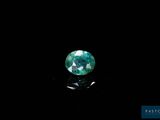 gros plan d'un diamant vert sur une surface noire
