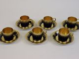 six tasses et soucoupes à bord doré sur fond blanc