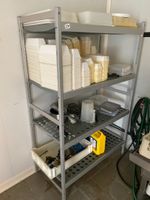 Une étagère en aluminium à claies amovibles en plastique Dim…