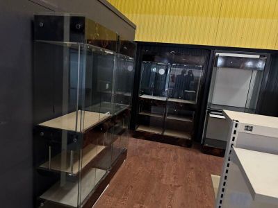 une vitrine en verre au milieu d'une pièce
