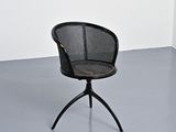 une image représentant une chaise noire posée sur un sol gris