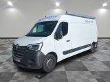 la photo d'une camionnette blanche garée dans une grande pièce