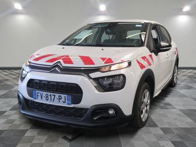 l'avant d'une Citroën blanche garée sur un sol à damier