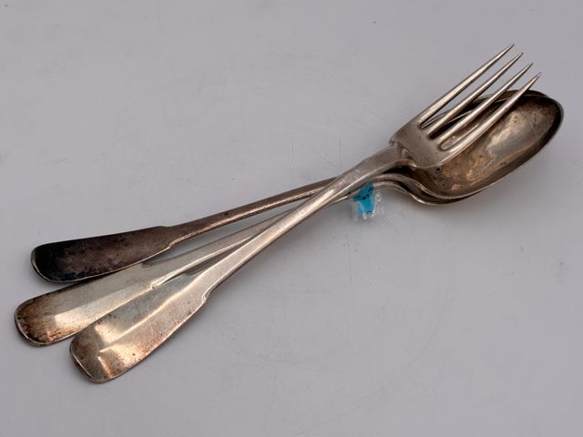 Argent 18ème, une fourchette de service et deux cuillères à ragou...