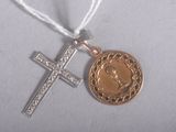 une croix et une médaille sur fond blanc, suspendues à un cordon blanc