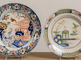deux assiettes à motifs posées sur une table