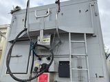 un camion blanc équipé d'un tuyau à l'arrière