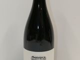la bouteille de vin est posée sur la table à côté du mur