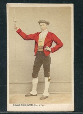 une vieille photo d'un homme vêtu d'une veste rouge tenant un verre de vin