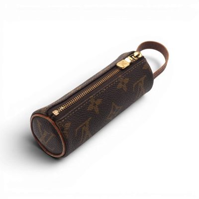 une valise Louis Vuitton munie d'une fermeture éclair sur le dessus