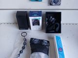 de nombreux objets posés sur la table, notamment un appareil photo, un étui pour appareil photo et d'autres objets