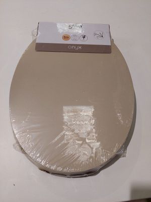 des toilettes blanches surmontées d'un meuble