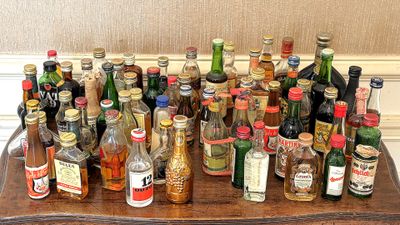 de nombreuses bouteilles d'alcool posées sur une table en bois