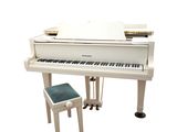 un piano blanc et un tabouret placés l'un à côté de l'autre