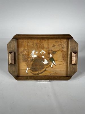 une image représentant une boîte en bois sur laquelle figure l'image d'un homme à cheval