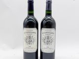 deux bouteilles de vin posées l'une à côté de l'autre sur une table