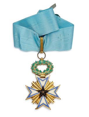 une image représentant un ruban bleu orné d'une croix dorée