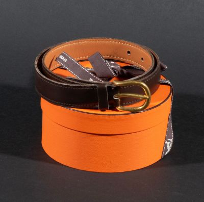 HERMES Ceinture en cuir boucle dorée.