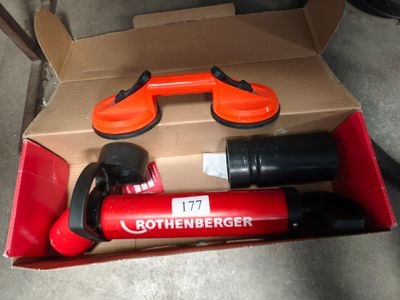 une boîte contenant quelques outils