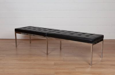 un banc noir posé sur un parquet dans une pièce
