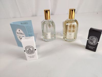 trois flacons de parfum posés l'un à côté de l'autre sur une table