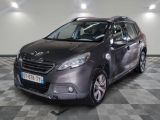 la voiture grise est garée sur un sol en damier dans le garage