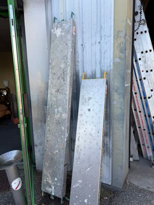 plusieurs morceaux de métal sont empilés à l'extérieur d'un bâtiment
