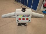 une machine posée sur le sol de la pièce