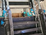 l'image d'une machine située à l'intérieur d'un bâtiment