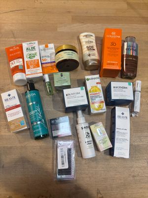 divers produits de soin pour la peau disposés sur une surface en bois