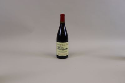 une bouteille de vin à côté d'un verre de vin