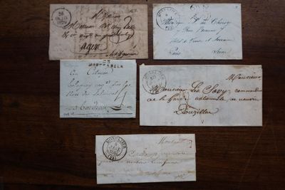 quelques vieux morceaux de papier posés sur une table, sur lesquels sont écrits des mots