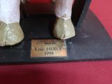 une figurine représentant un homme en costume-cravate posée sur une table