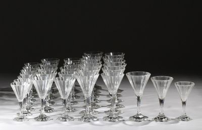 un grand nombre de verres à vin posés sur une table