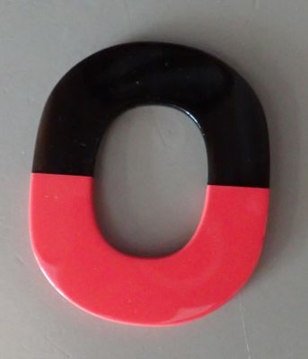 a magnet shaped like a horseshoe with a black and red stripe