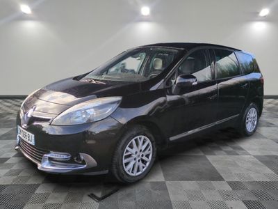 une voiture noire garée sur le sol en damier d'un garage