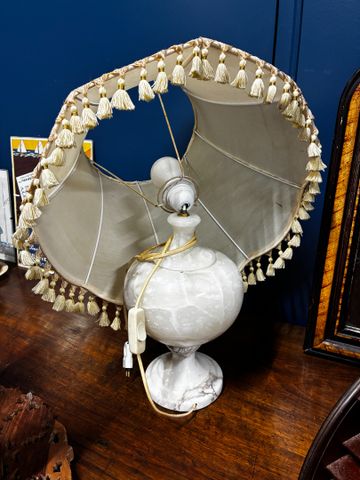 Pied de lampe en pierre dur blanc veiné marron