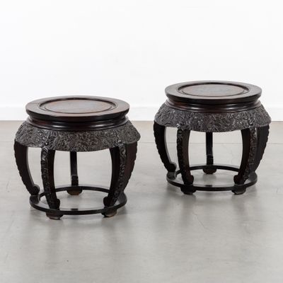 paire de tabourets chinois anciens avec des assises en bois sculpté
