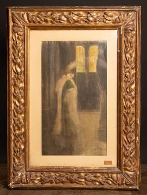 une vieille photo d'une femme debout devant une fenêtre