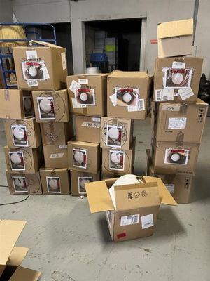 de nombreux cartons empilés les uns sur les autres dans un entrepôt