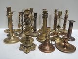 un grand nombre de bougies posées sur une table