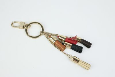 un porte-clés sur lequel sont accrochés plusieurs rouges à lèvres