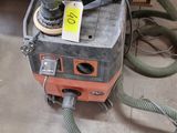 une machine posée sur le sol de la pièce