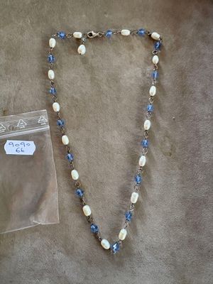 Un collier, en argent, perles et fantaisie, 15.