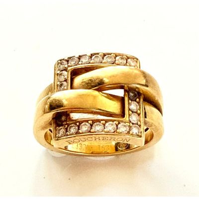 une image d'une bague en or et en diamant sur une surface blanche