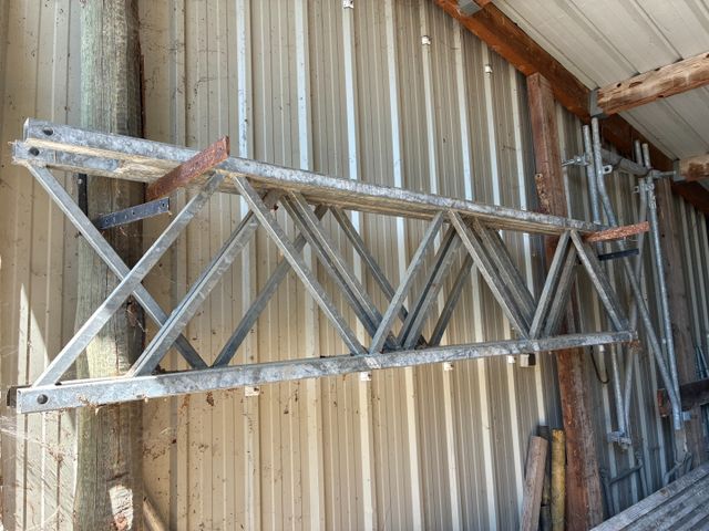 Partie de pont MEFRAN en galva, échelles et accessoire d’échafaud...