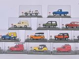 de nombreux modèles de voitures différents exposés dans une vitrine